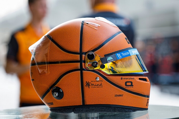 Гонщик «Ф-1» обернул шлем в баскетбольный мяч для Гран-при в США. И взорвал интернет