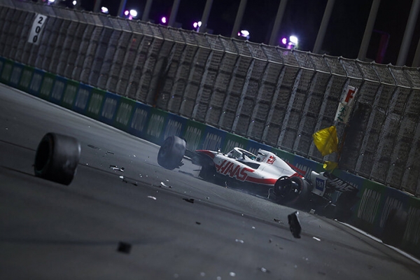 Шумахер сурово влетел в стену: половина машины – вдребезги, половина – просто отвалилась