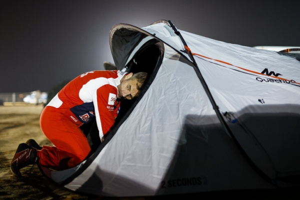 Ха, девятикратного чемпиона мира по ралли Себастьян Леб заборола обычная палатка из Decathlon! Раскладывал до ночи