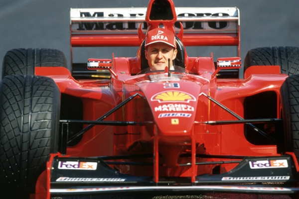 В F1 2021 добавили легендарных гонщиков. Шумахера и Сенну оценили как Хэмилтона, вице-чемпион мира 2001-го себя в команду не возьмет