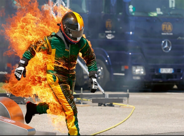 Тесты новых огнеупорных костюмов для гонщиков «Формулы-1» – настоящий хардкор. Ткань поджигали прямо на людях