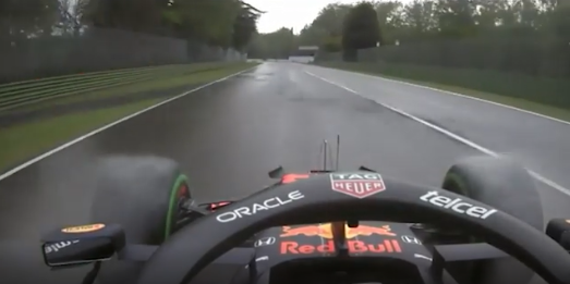 Старт Ферстаппена на Гран-при в Имоле – образец смелости: влез колесом на траву в дождь и хитро убрал Хэмилтона с траектории