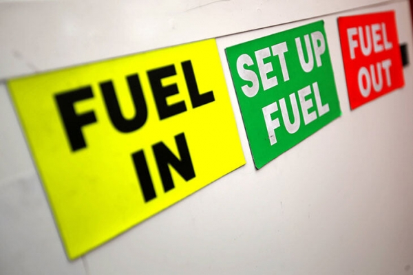 Какой бензин используют в болиде «Формулы-1»? А обычный с заправки подойдет? Можно ли залить гоночное топливо в обычную машину?