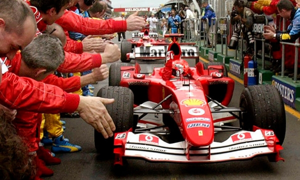 Сын Шумахера проехал на последней чемпионской машине отца. 15 лет назад «Феррари» не верила в ее скорость