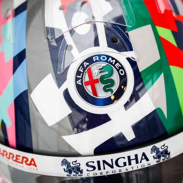 Гонщик «Ф-1» натянул на шлем постер от домашнего Гран-при. Получился шедевр авангардизма в стиле итальянской моды
