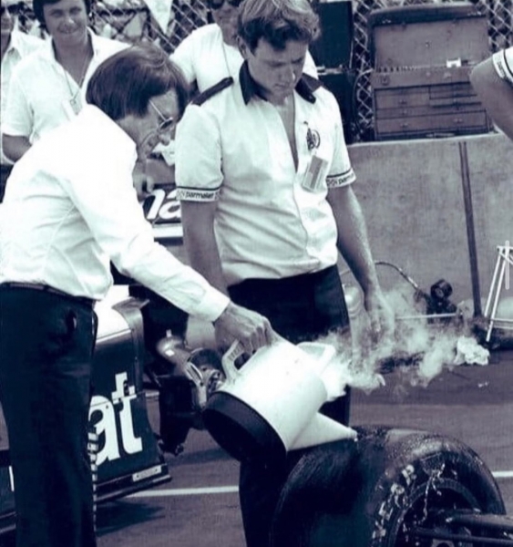 Суровый прогрев шин в «Ф-1» 80-х: кипяточком из обычного чайника. Руками будущего босса чемпионата Берни Экклстоуна
