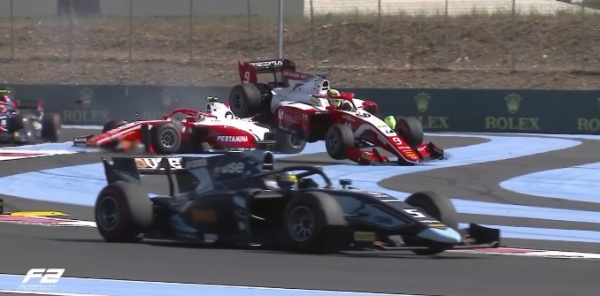 Шумахер взлетел на первом круге французской гонки. Благодаря напарнику