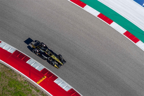 «В «Формуле-1» агрессивно атакуют любой поворот, а в «Индикаре» едут аккуратнее». Различия пилотажа в главных гонках мира