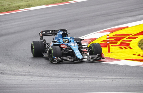 Алонсо атакует дыры в правилах «Формулы-1» – и его команда теперь тоже подкалывает судей во время гонок