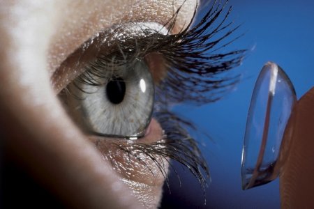 Специальные контактные линзы заменят ежедневное закапывание в глаза