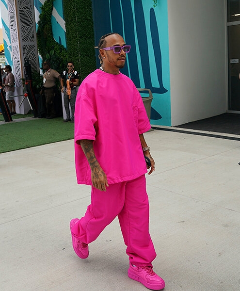 Хэмилтон пропустил главную модную вечеринку года, но забрал оттуда нашумевший розовый костюм. И одел его на Гран-при