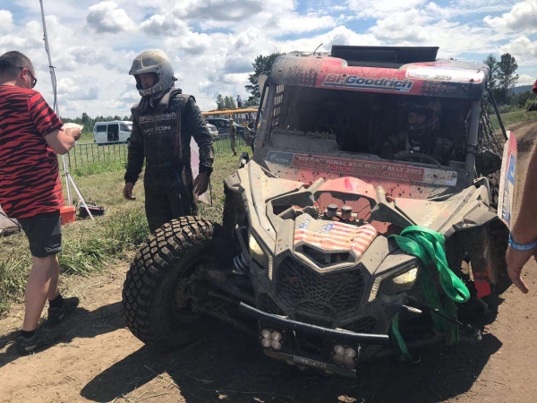 Обгоны по российским полям опасны даже для раллийных машин: отрываются колеса и подвески