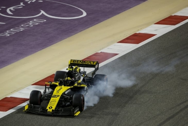 «Рено» – главные неудачники гонки в Бахрейне. Потеряли обе машины за десять секунд из-за отказов моторов