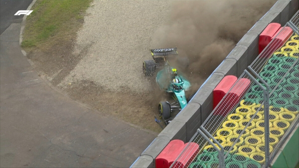 Шумахер притормозил у разбитого болида Феттеля: проверял, в порядке ли старый друг семьи после жесткой аварии