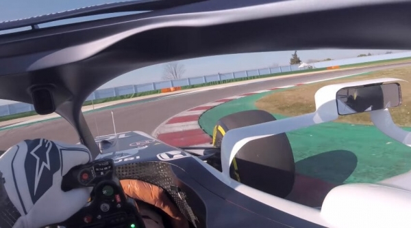 Первые круги новой «Формулы-1» – глазами напарника Квята. Адреналиновое видео из кокпита «Альфа Таури»