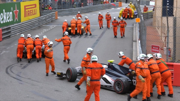 Шумахер спровоцировал аварию в гонке. Последствия заблокировали всю трассу в Монако