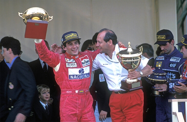 В начале 90-х команда McLaren нажаловалась Берни Экклстоуну на «некрасивые» кубки за победу в Формуле 1