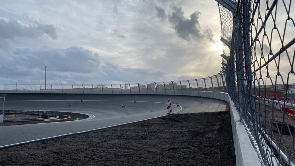 Новаторский поворот-бэнкинг под скорость 265 км/ч спас Гран-при на олдскульном автодроме. Иначе «Ф-1» не приехала бы из-за экологии