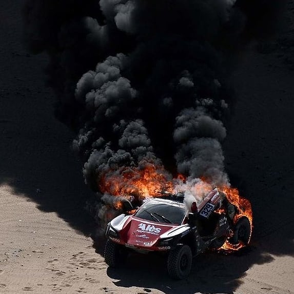 Первый пожар нового «Дакара»: гонщик сам разработал машину, но она проехала всего 65 км