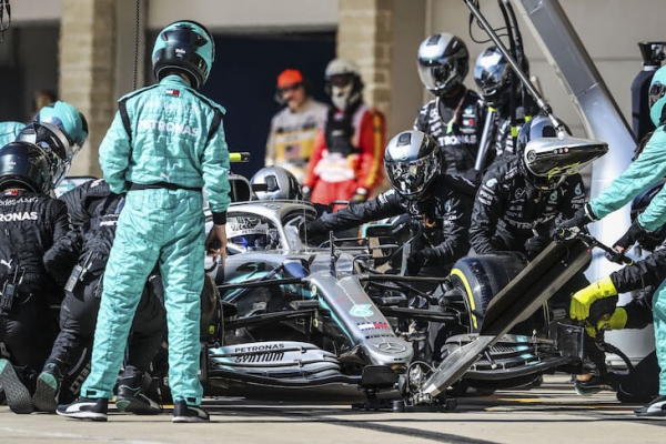 «Мерседес» обманул правила «Формулы-1»: хитрое решение проблемы перегрева шин гарантирует победы в 2019-м