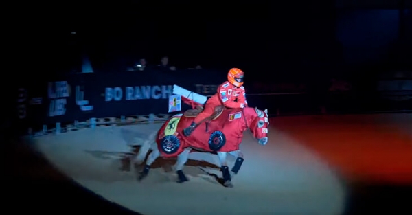 Дочь Шумахера устроила конное шоу в честь Михаэля. Надела шлем и комбинезон «Феррари», а на лошадь – гоночную ливрею Скудерии