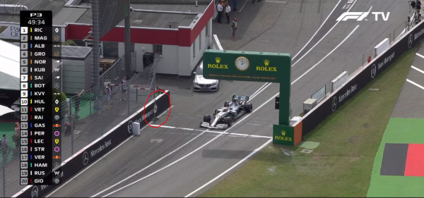 Оказывается, на трассах «Формулы-1» стоят такие же знаки, как и на обычных дорогах. И гонщики им подчиняются!