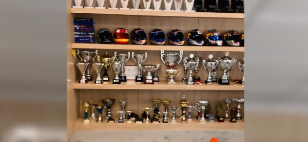 Офис двукратного чемпиона мира и «Дакара» изнутри: сотни кубков в пяти шкафах!
