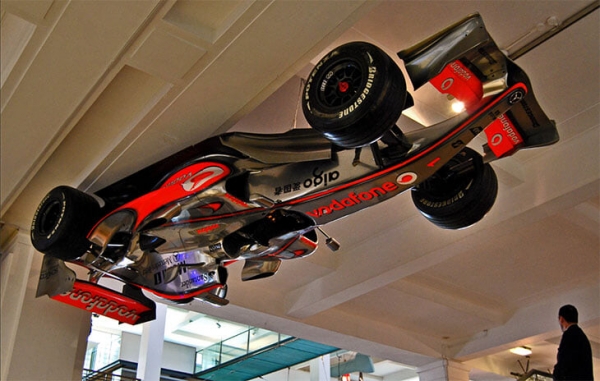 Болид «Формулы-1» реально способен гнать по потолку! Максимально понятное объяснение от инженера «Мерседеса»