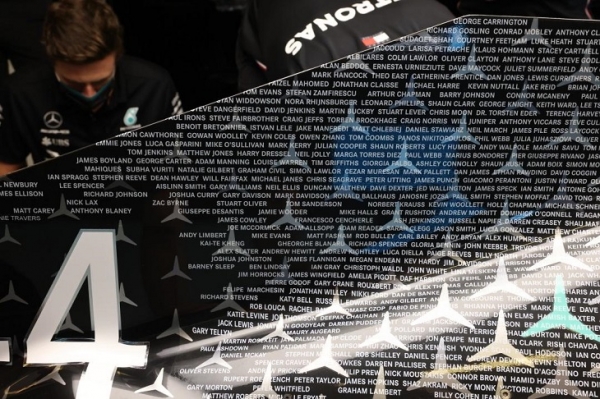 Пес Хэмилтона попал на особую ливрею «Мерседеса» в честь седьмого титула «Ф-1». Наравне с механиками, инженерами и гонщиками