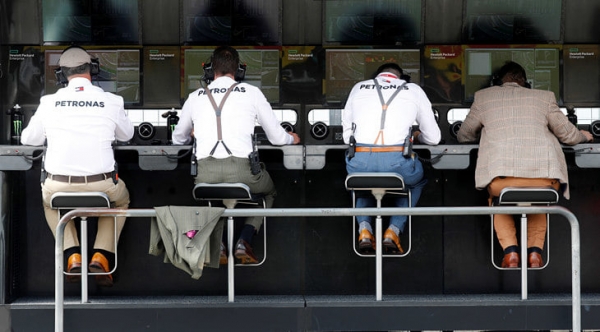 Сотрудники «Мерседеса» вышли на Гран-при Германии в шикарных ретро-нарядах. Девушки особенно хороши