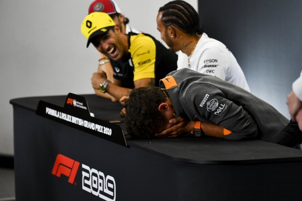 Гонщика «Формулы-1» довели до слез интимным вопросом. Прямо на официальной пресс-конференции!