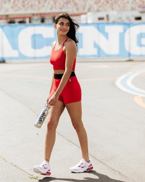 Тони Брейдингер – первая гонщица арабского происхождения в истории NASCAR. Она рекордсменка Американского Автоклуба с 19-ю победами!