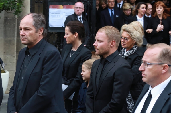 Мир простился с Ники Лаудой. На похороны чемпиона пришли тысячи фанатов, президент Австрии и даже Шварценеггер