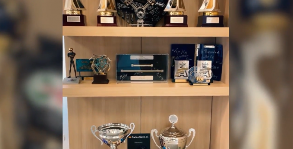 Офис двукратного чемпиона мира и «Дакара» изнутри: сотни кубков в пяти шкафах!