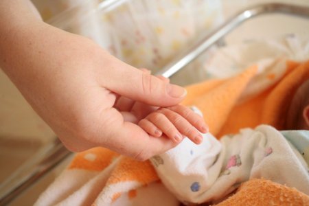 Медсестра забыла салфетки в теле новорождённой девочки