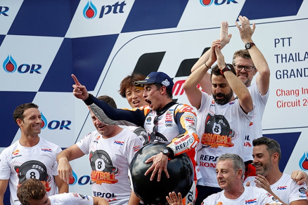 Маркес оформил шестой титул MotoGP смелым обгоном на финальном круге. И убрал соперника в последнем повороте