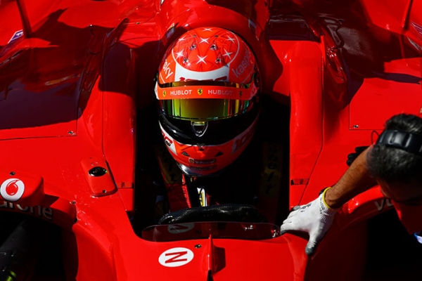 Сын Шумахера промчался в чемпионском болиде Михаэля по треку «Ф-1» в честь 1000-й гонки «Феррари». Даже скопировал шлем отца