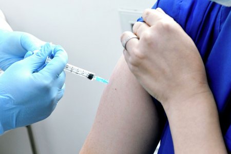 Почему после прививки от COVID-19 может сильно болеть рука