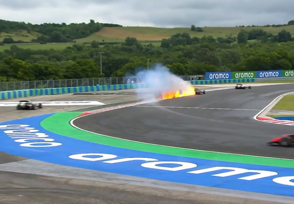 Фееричный пожар в «Формуле-3»: болид пилота «Ред Булл» скосплеил DeLorean из «Назад в будущее»