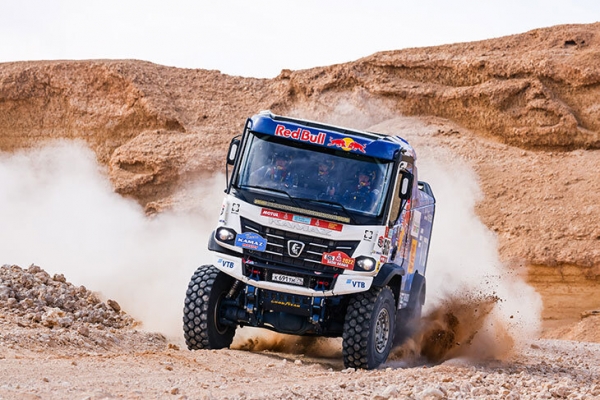 «КАМАЗ» покорил «Дакар» новым грузовиком – выиграл почти все этапы. Он лучше сбалансирован, испытан на высокогорье и красивее