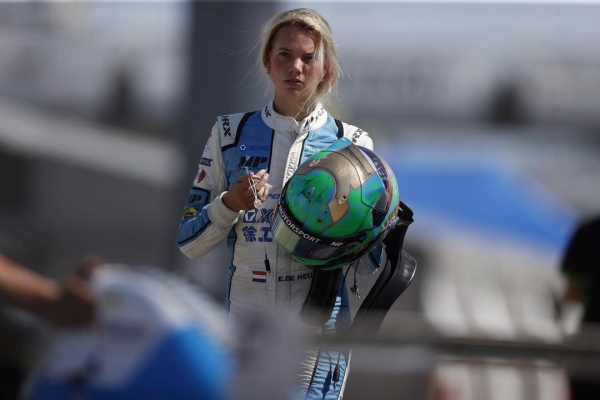 Эмели де Хойс – лучшая гонщица прошлого сезона испанской «Формулы-4». Ей 19, и она уже в серии поддержки «Формулы-1»