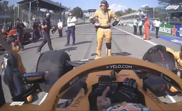 Жест со средним пальцем стал неотъемлемой частью Формулы-1. Вспоминаем главные демонстрации