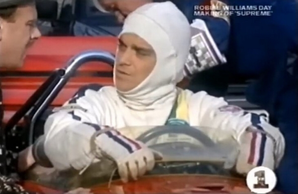 Клип на главный хит Робби Уильямса Supreme – эстетика старых гонок. Он посвящен особой легенде «Формулы-1»