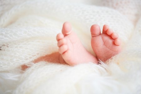 Медсестра забыла салфетки в теле новорождённой девочки