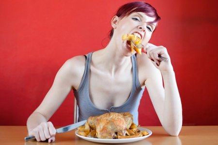 Почему во время ПСМ женщины много едят?