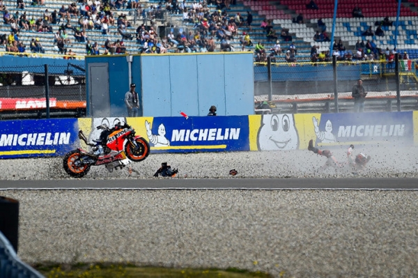 Жесткая авария в MotoGP: трехкратный чемпион улетел в гравий и заработал компрессионный перелом