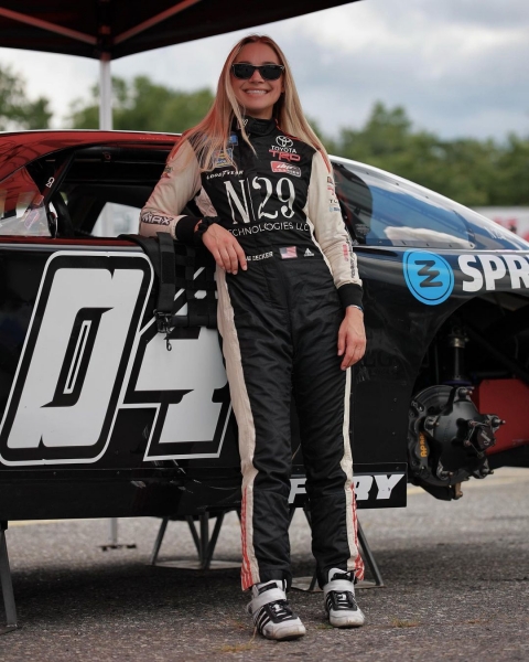Натали Деккер – гонщица одного из главных дивизионов NASCAR. Ее машина загорелась на первом же круге дебютной гонки!