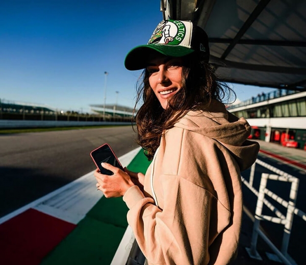 Девушка Валентино Росси – модель с актерскими амбициями. Дает советы семикратному чемпиону MotoGP во время онлайн-гонок