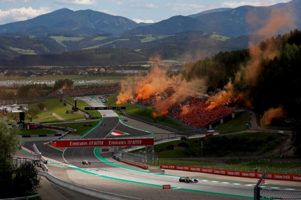 Старт Гран-при Австрии скрылся за дымом от файеров. Разве они разрешены? По ТВ машины почти не видны, а как пилотам?