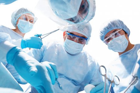 Хотел разрядить обстановку: хирург выжег свои инициалы на пересаженной печени
